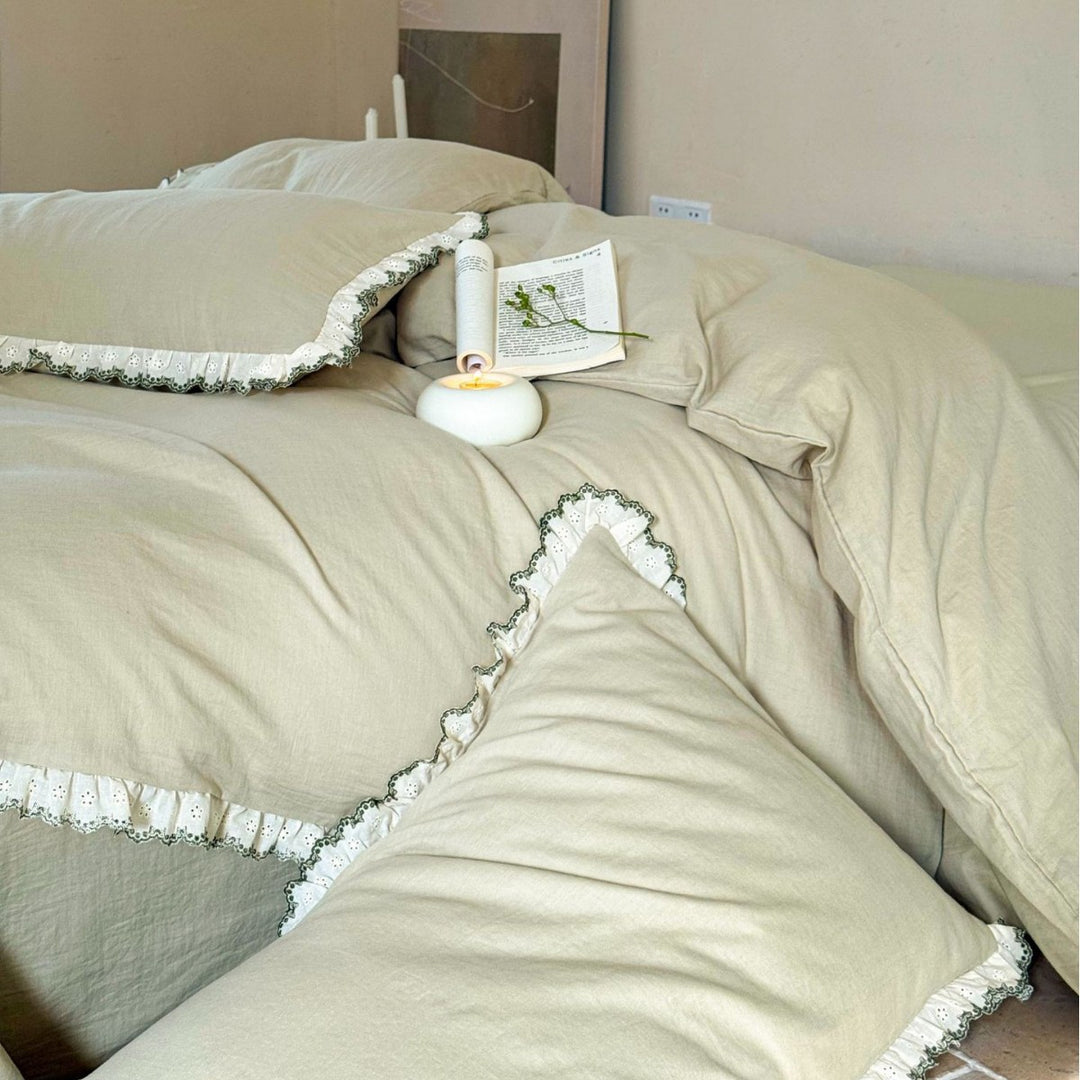 Bedding set made of linen-cotton blend with delicate lace ruffle