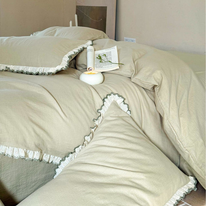 Bedding set made of linen-cotton blend with delicate lace ruffle