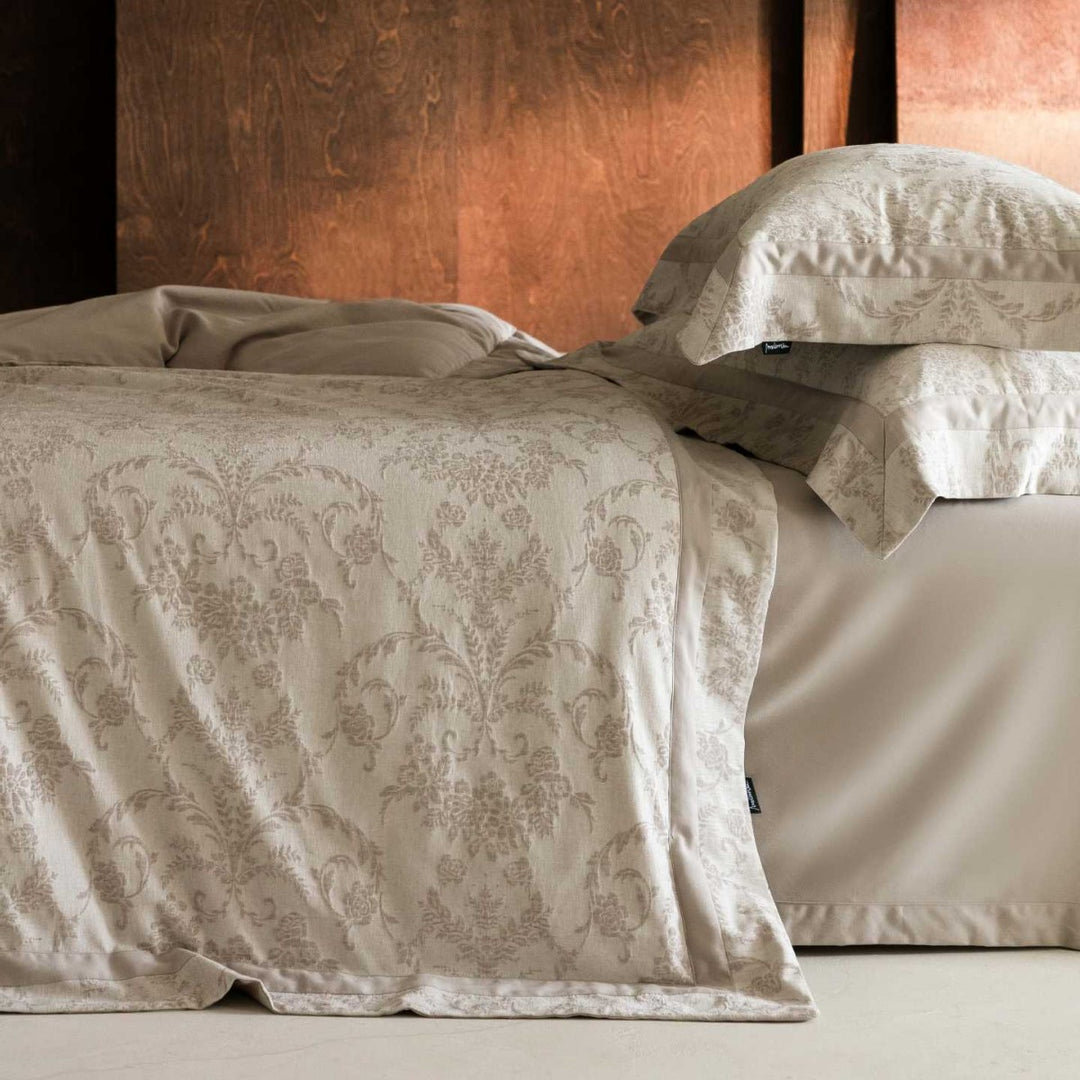 Elegant quilted bedspread and pillowcase set in baroque jacquard style
