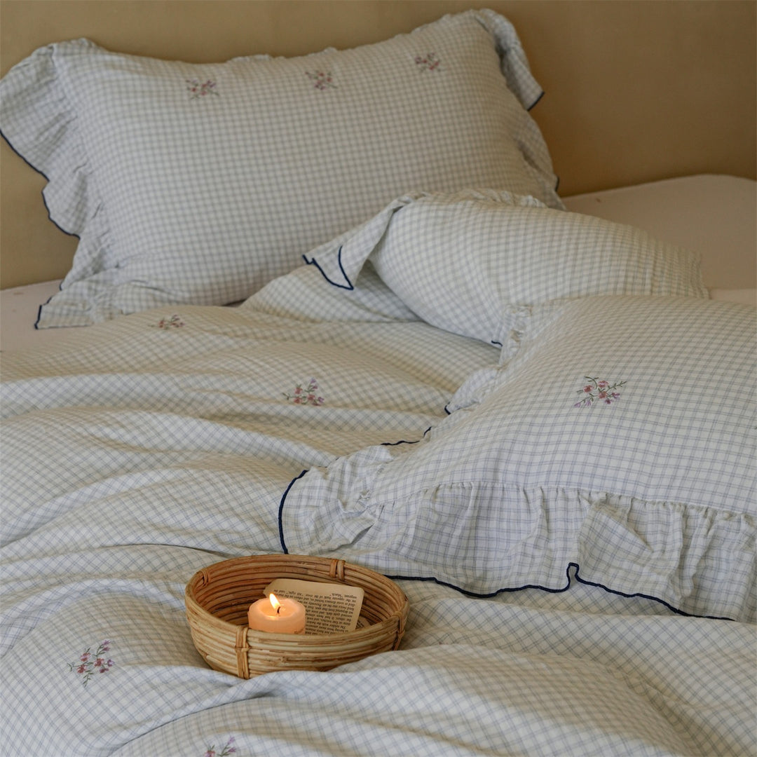Quilted bedding set made of cotton blend with gingham check and delicate floral embroidery