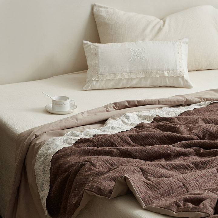 Light quilted cotton quilt with textured surface