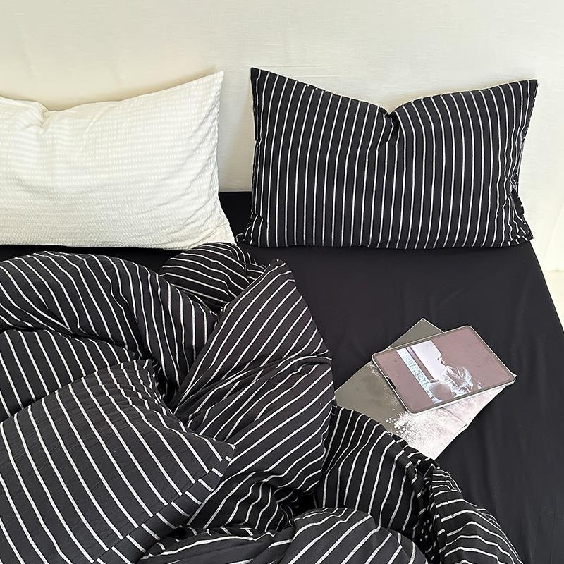 Duvet cover set made of cotton percale with fine pinstripe