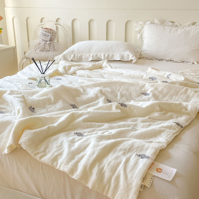 Women lightweight and breathable quilt with delicate floral patterns Stornfield