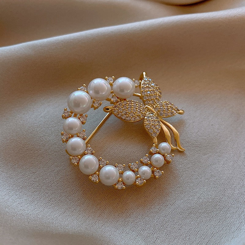 Exquisite pearls and rhinestone brooch Stornfield