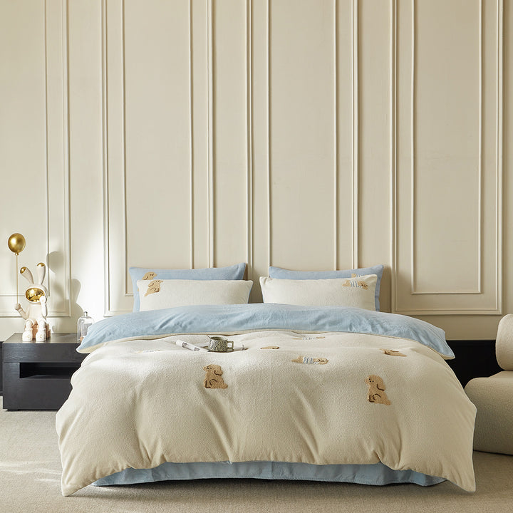 Reversible Sherpa bedding set with embroidered dog motifs