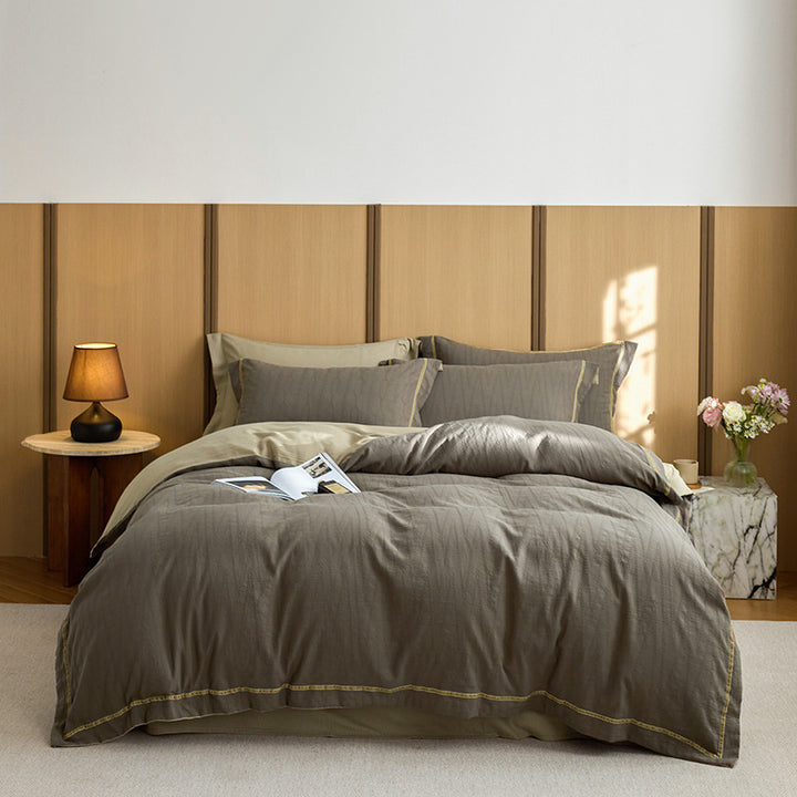 Bedding set made of Mako cotton with fine jacquard quilting and decorative stitching