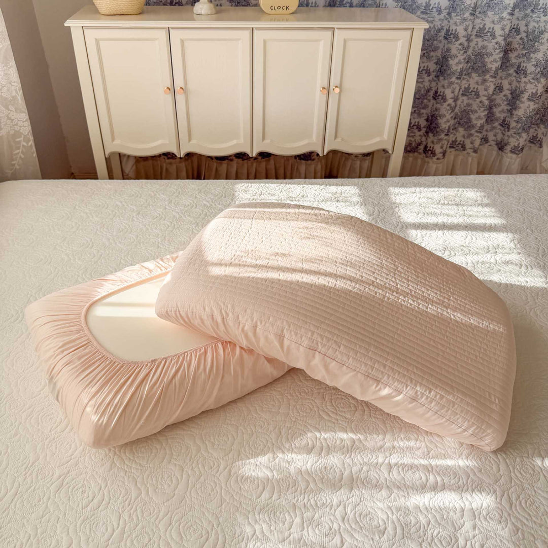 Bedding set with quilted pillowcase and elastic fitted sheet
