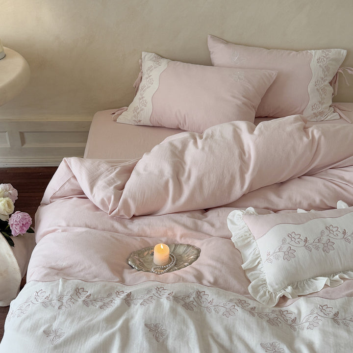 Flower-embroidered bedding set made of cotton-linen with ruffle hem