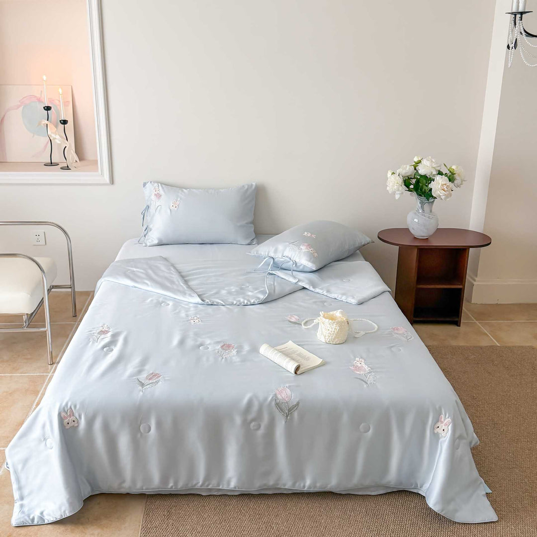 Cotton satin children's bedding set with embroidered cloud and animal appliqués