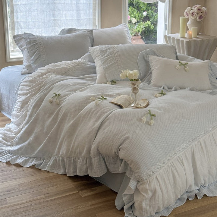 Ruffled bedding set made of cotton gauze with a fine waffle texture and lace edge