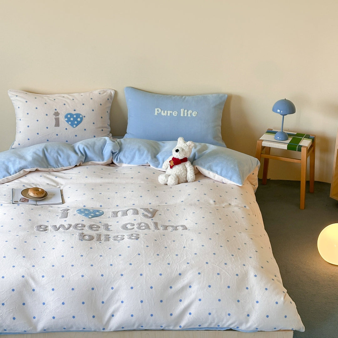 Playful bedding set made of soft cotton satin with embroidered letter appliqués