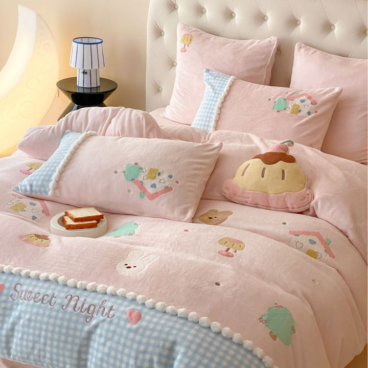 Children's bedding set made of cotton muslin with cute embroidered appliqués, pompom border and reversible function