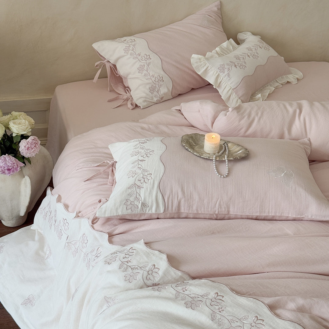 Flower-embroidered bedding set made of cotton-linen with ruffle hem