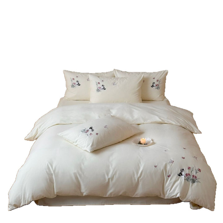 Bedding set with embroidered cat and flower motifs made of cotton satin