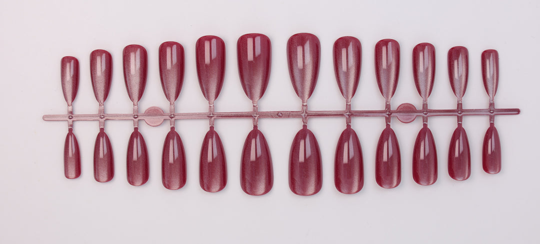 Artificial nail set with shimmering designs Stornfield