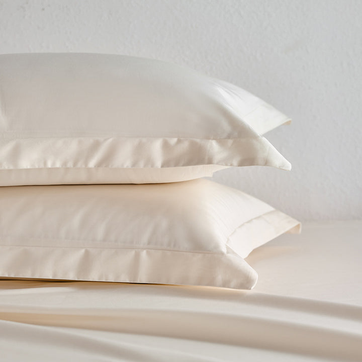 Premium pillowcase and fitted sheet set made of cotton percale with hotel edge