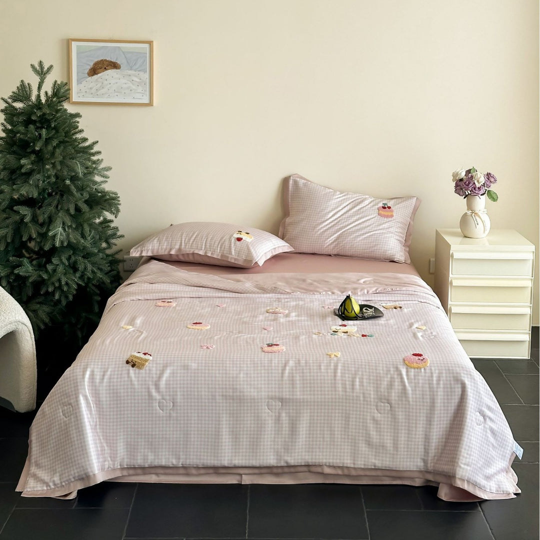 Bedding set with embroidered teddy motifs and fine gingham check