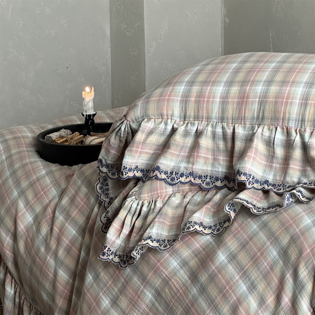 Bedding set with check pattern, ruffles and lace trim