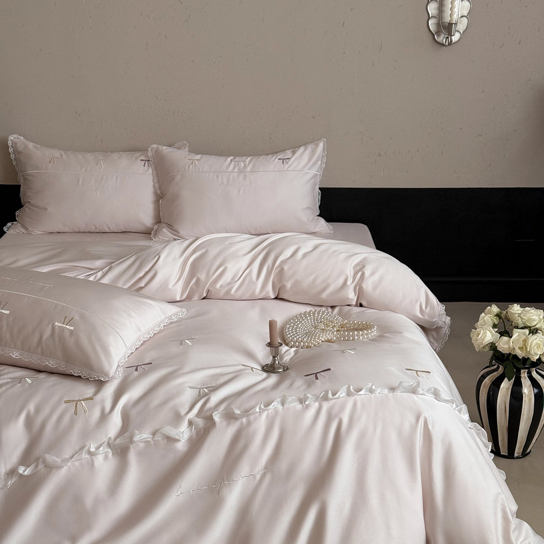 Bedding set made of cotton satin with embroidered bows and lace ruffle