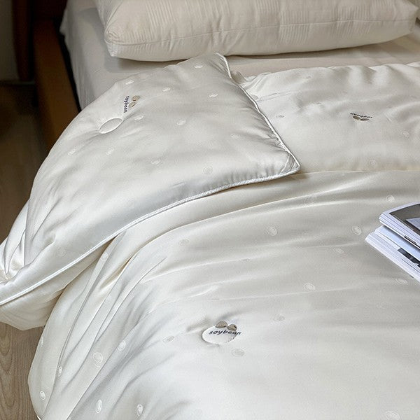 Luxurious satin quilt with lightweight filling and silky smooth feel