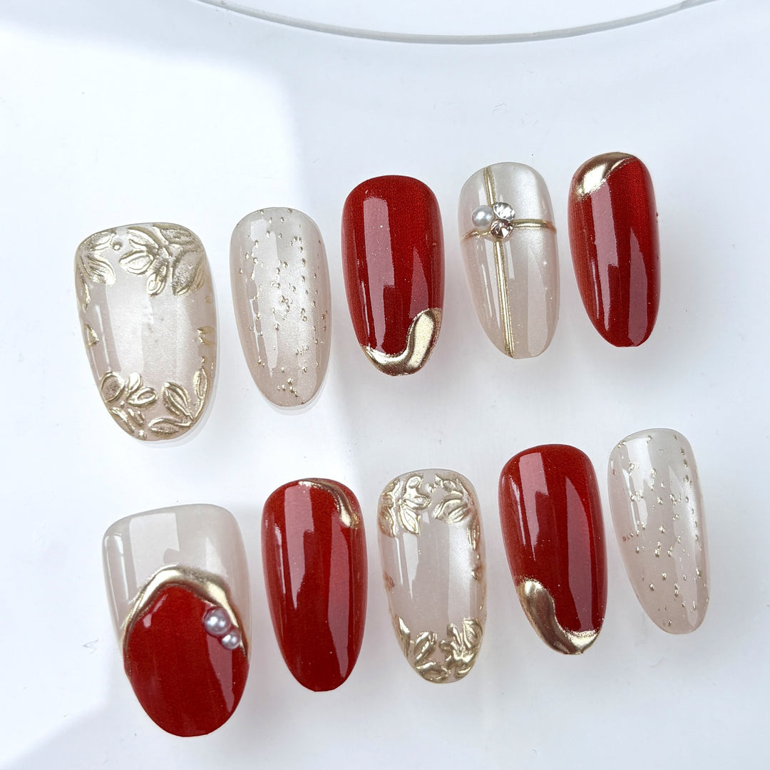Artificial nails with elegant gold accent Stornfield