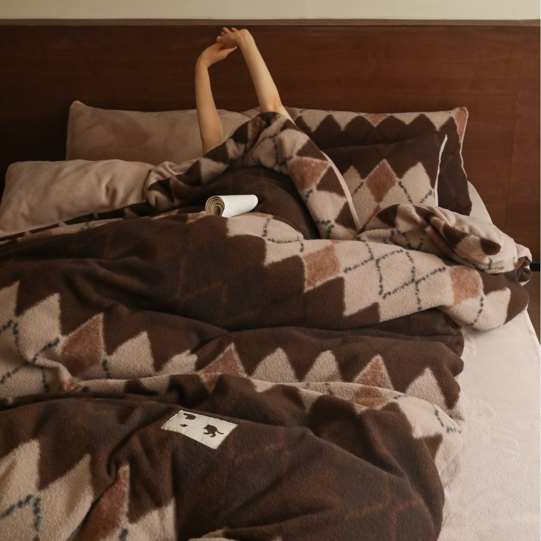 Premium microfleece bed set with diamond structure and warming cuddle throw