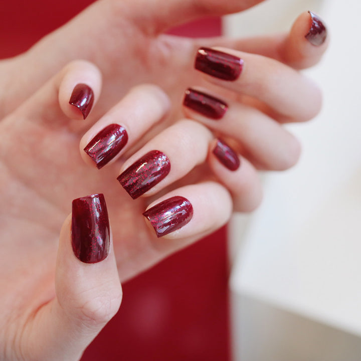 Artificial nails with intense shine and glitter accents Stornfield