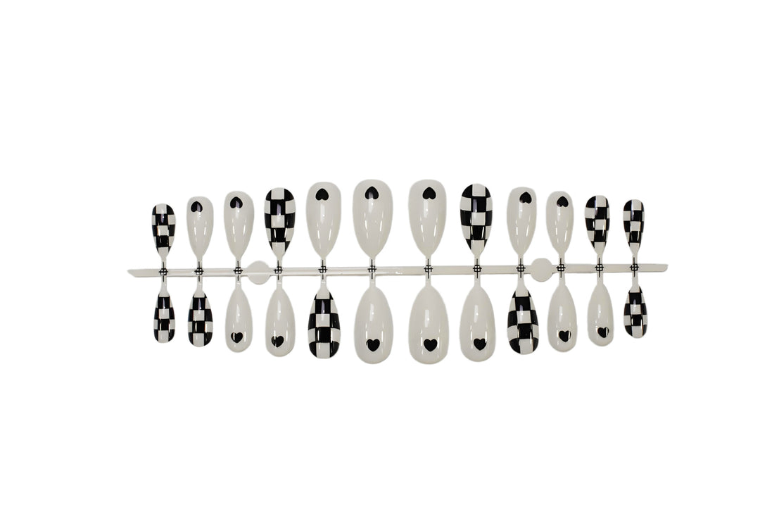 Artificial nail set with graphic heart and check pattern Stornfield