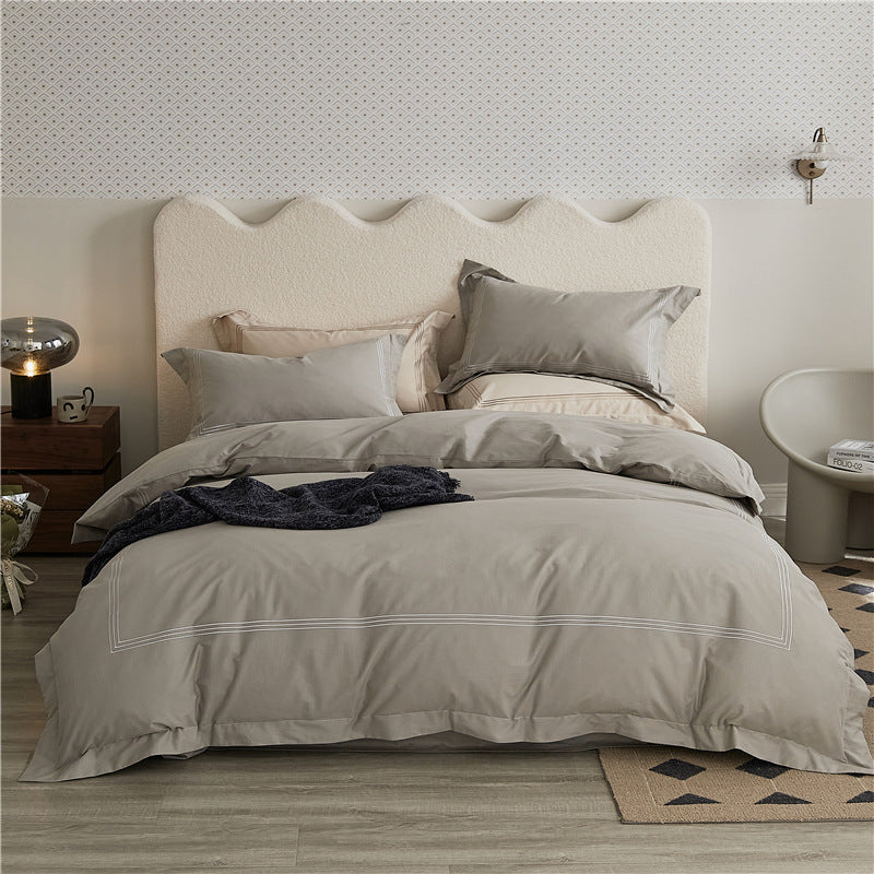 Elegant bed linen set made of cotton satin with fine piping and reversible function