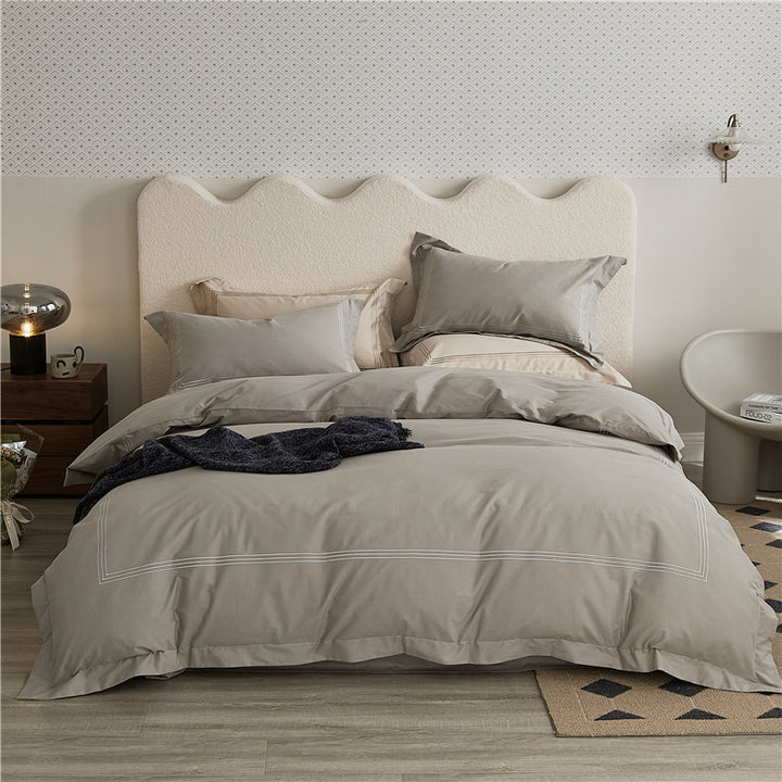 Elegant bed linen set made of cotton satin with fine piping and reversible function