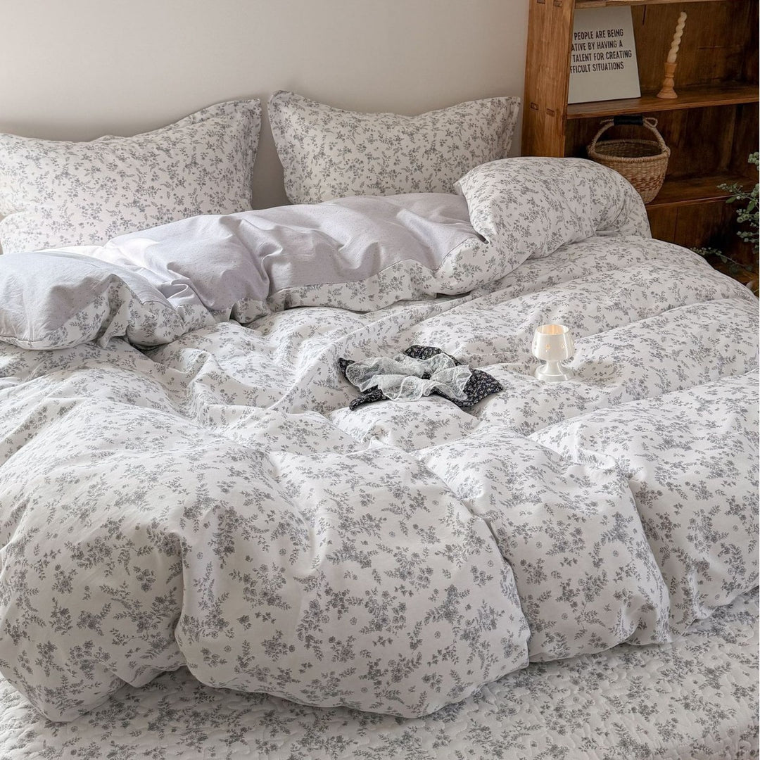 Bedding set made of cotton satin with a delicate micro-flower pattern and hidden hotel closure