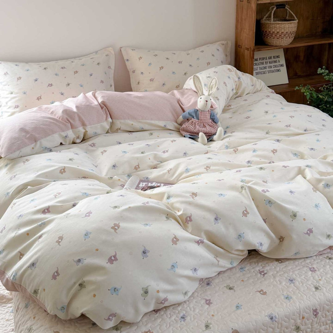 Bedding set made of cotton satin with a delicate micro-flower pattern and hidden hotel closure