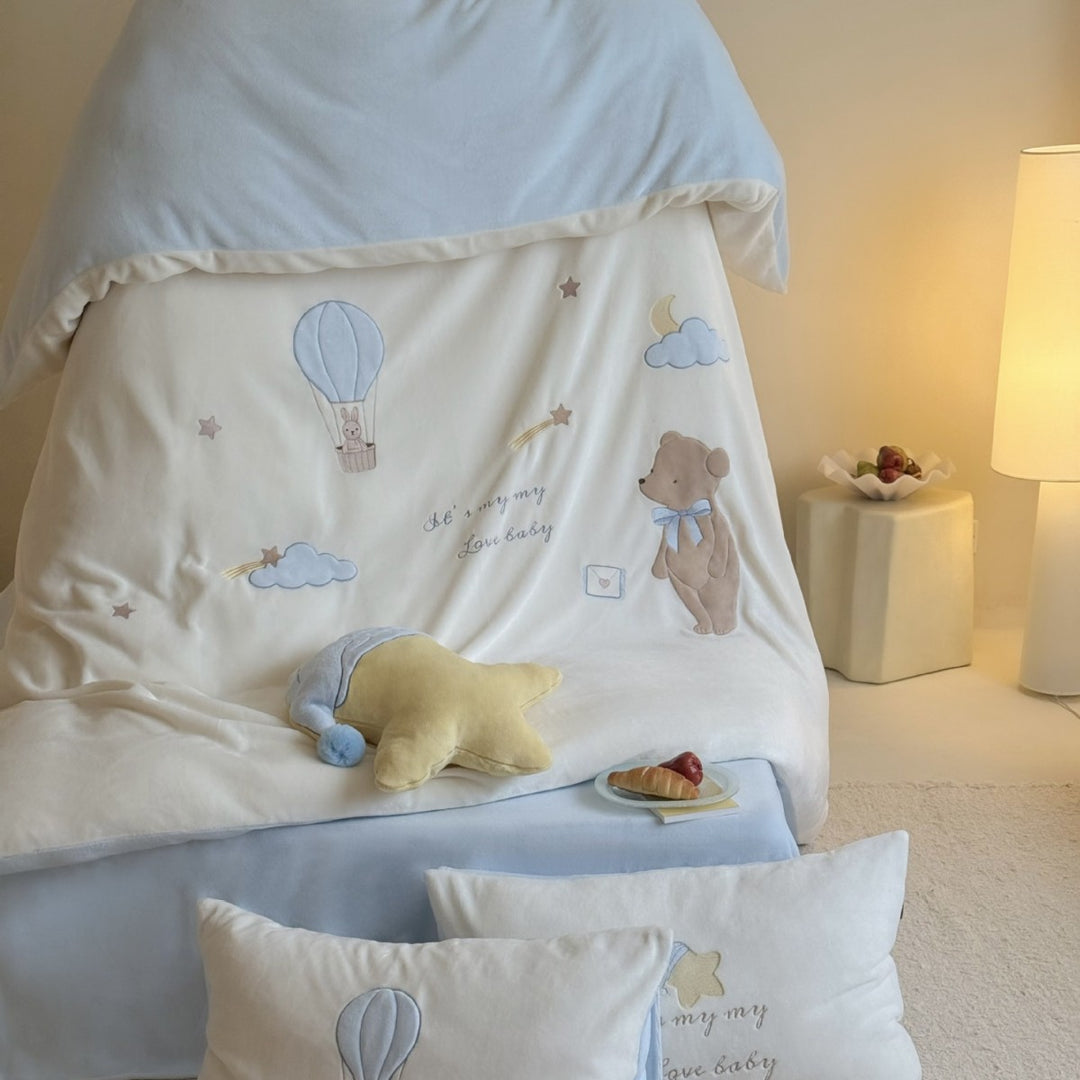 Children's bedding set made of cotton with appliquéd hot air balloon and teddy bear motifs Stornfield