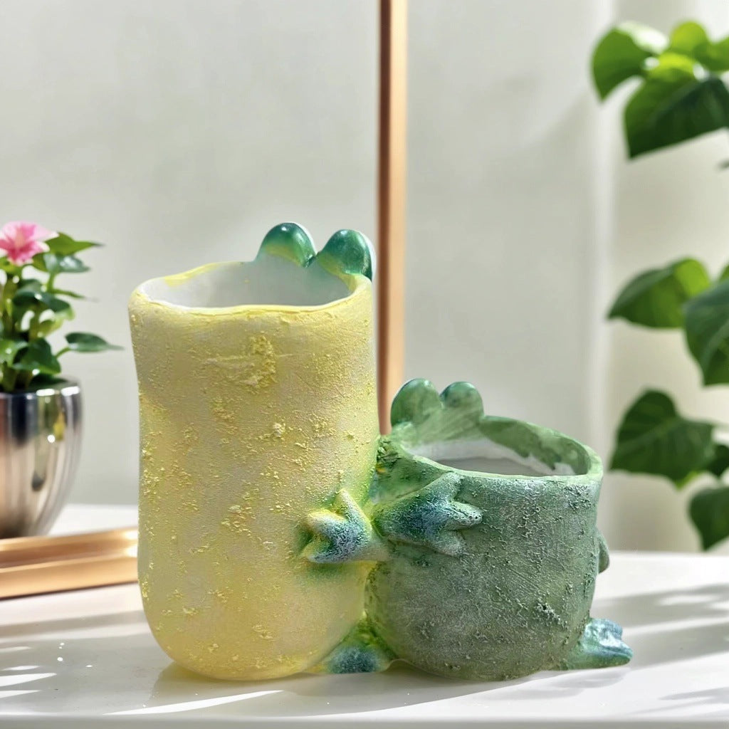 Decorative plant pot in frog design Stornfield