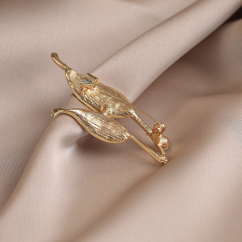 Elegant brooch with leaf shape and crystals Stornfield