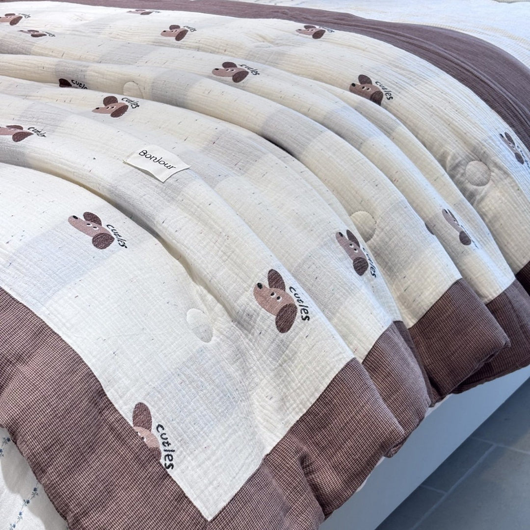 Quilted children's blanket with cute dog motif and muslin surface