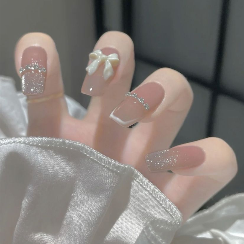 Exquisite Rhinestone-Embellished Press-On Nail Set Stornfield