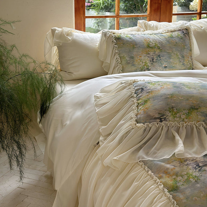 Luxurious quilt set with watercolor floral pattern, ruffled trim and pillowcases