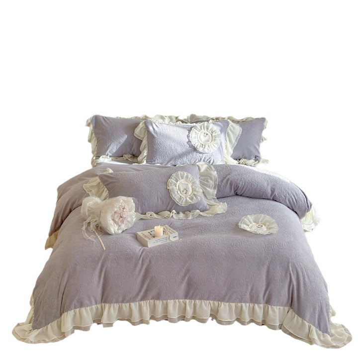 Romantic ruffle bedding set made of quilted cotton blend with decorative roses