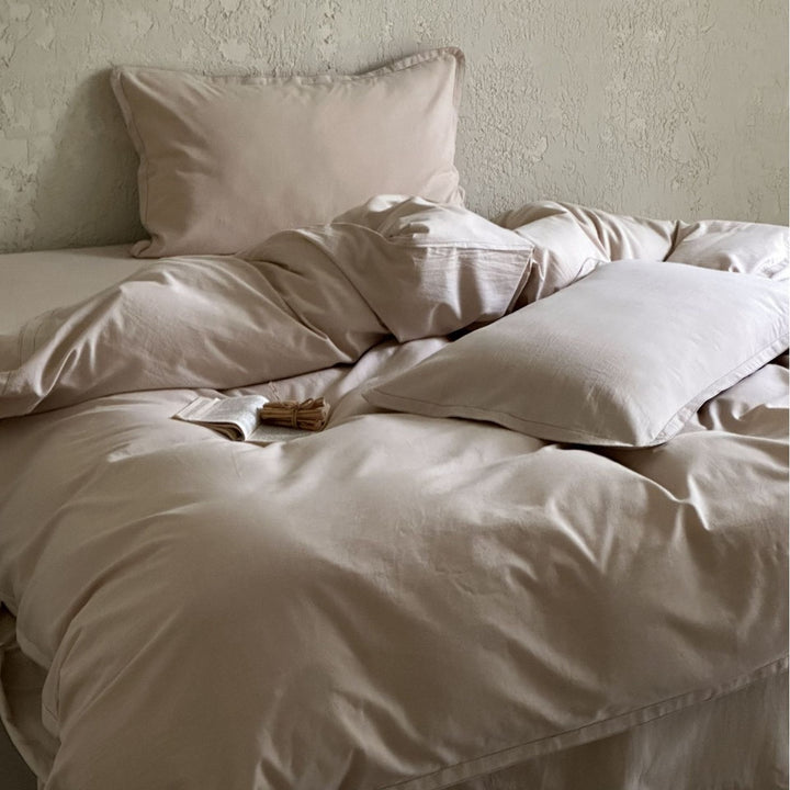 Luxurious cotton satin bedding set with hotel closure and extra-soft pillowcases