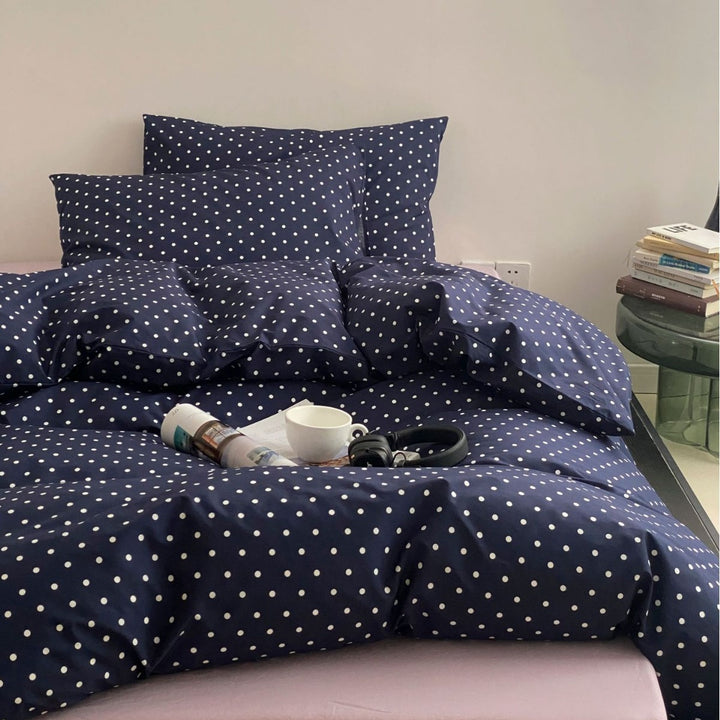 Bedding set made of high-quality cotton satin with a fine polka dot pattern