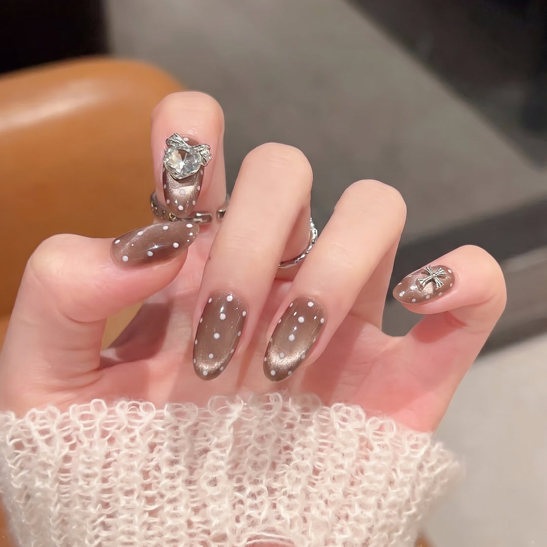 Elegant Press-On Nail Art Set with Distinctive Metallic Accents Stornfield