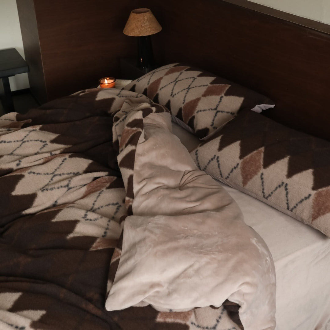 Cozy fleece bedding set with diamond jacquard and reversible function