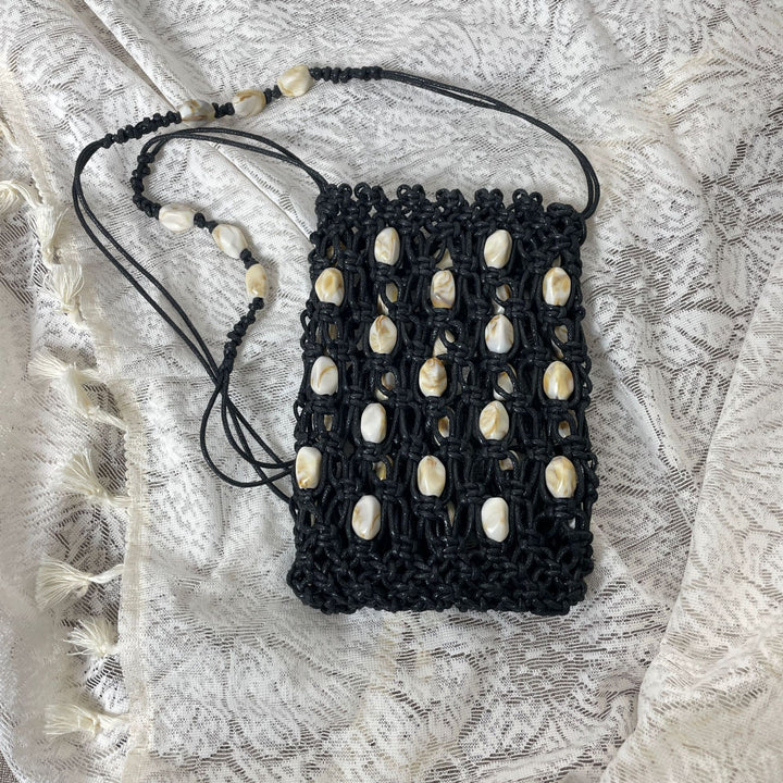 Hand-knotted shoulder bag with shells Stornfield