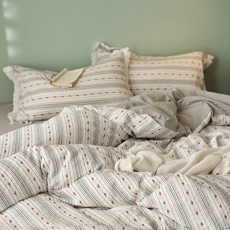 Romantic bedding set made of cotton-linen with fine wave quilting and ruffle edge