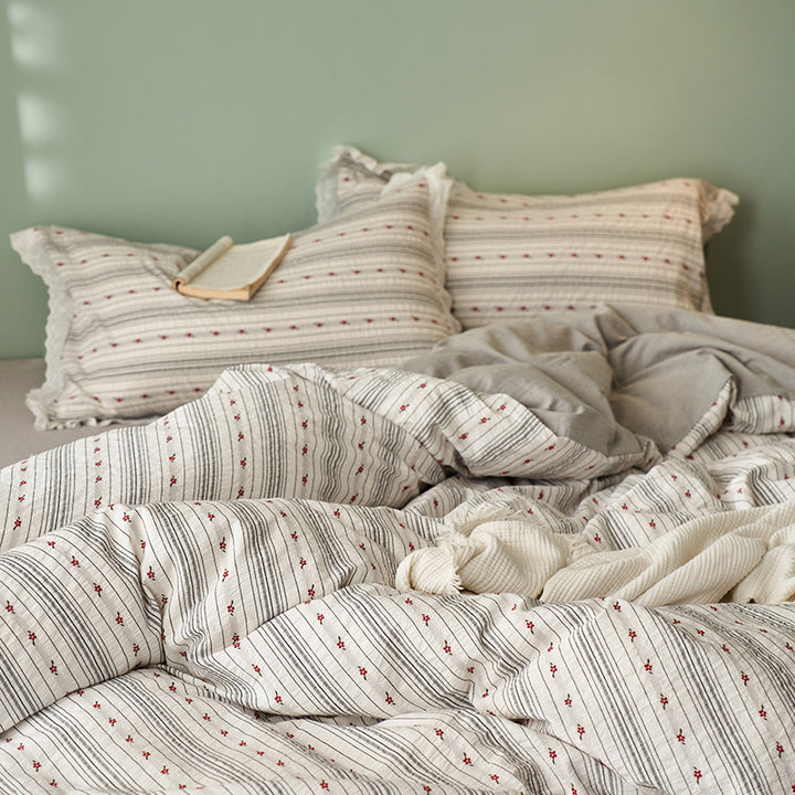 Romantic bedding set made of cotton-linen with fine wave quilting and ruffle edge