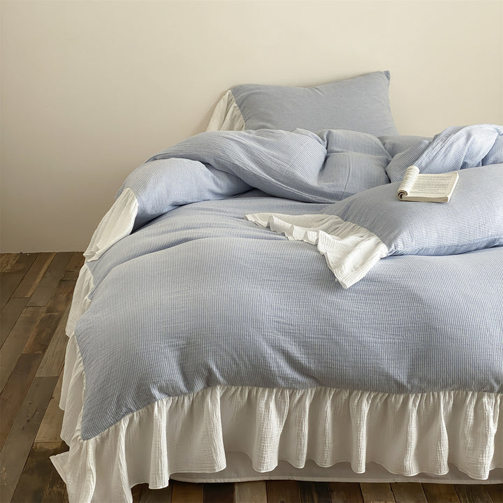 Bedding set made of cotton seersucker with fine pinstripes