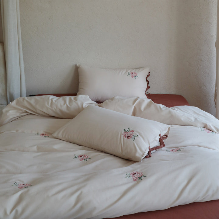Embroidered bedding set made of cotton satin with rose embroidery and bow closure