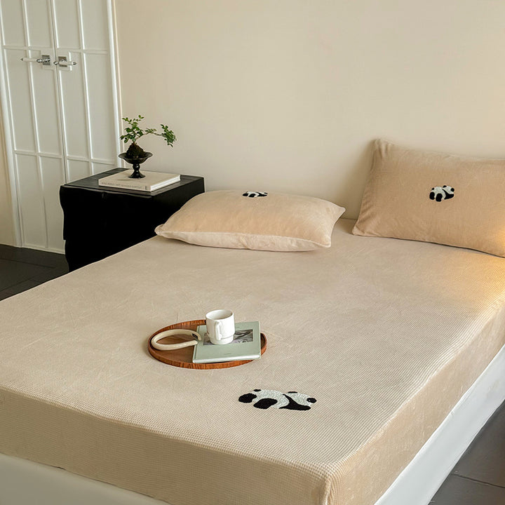 Elastic fitted sheet set made of waffle pique with embroidered panda applique