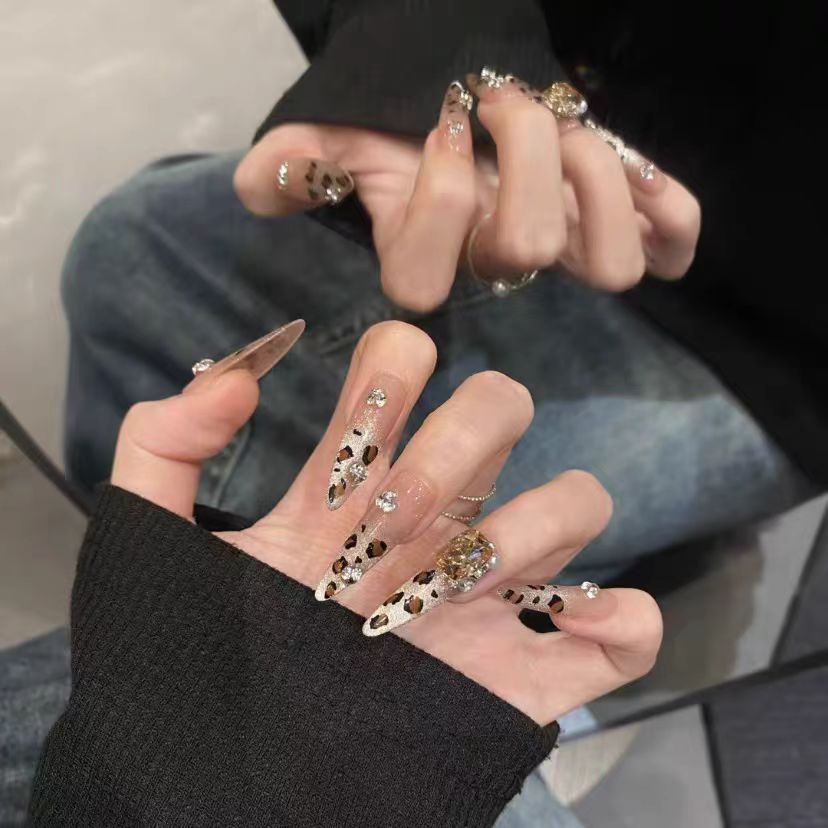 Artificial nails with elegant leopard motif and glitter details Stornfield
